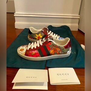 Limited edition, gorgeous, floral, Ace sneakers (36). Barely worn (almost new)!